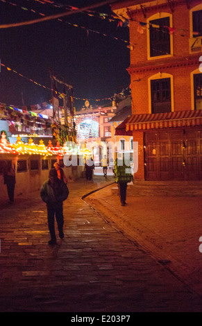 Kathmandu-Nepal-A-Porter in den frühen Morgenstunden toting seine Ladung rund um den Stupa von Boudhanath, Stockfoto
