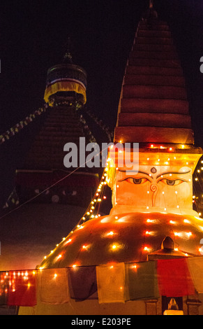 Kathmandu Nepal Boudhanath Stupa teilweise in den frühen Morgenstunden von bunten Lichtern beleuchtet. Stockfoto