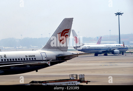 Tails von Air China Flugzeug Beijing China Stockfoto