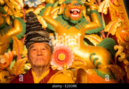 Kathmandu Nepal Wachsfigur von der Gründung Lama des Klosters Drikung Kagyu Rinchenling mit kunstvollen artwork Stockfoto