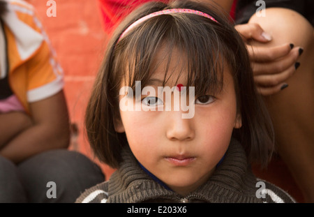 Kathmandu Nepal Nepali Kind Alter 9 posiert für die Kamera Nayapati, östlichen Kathmandu 1 Stockfoto