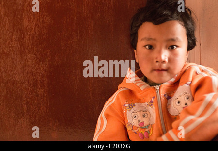 Kathmandu-Nepal. Nepali Kind 4 Jahre spielt und posiert für die Kamera in Nayapati östlichen Kathmandu. 1 Stockfoto