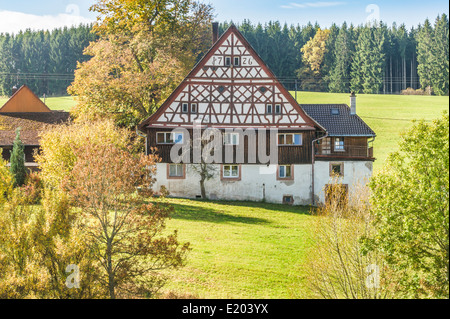 halbe Fachwerkhaus Schwarzwald Bauernhof Volksarchitektur, Datum auf dem Giebel lautet 1726, mittleren Schwarzwald in der Nähe von Erdmannsweiler Stockfoto