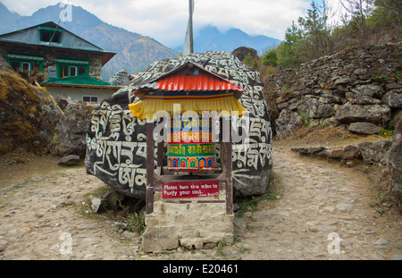 Nachipang Nepal A Gebetsmühle vor Mani Mauer im Dorf Nachipang, Solukhumbu Stockfoto