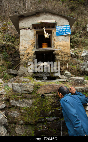 Nepal Nepali Mann trinkt aus öffentlichen Brunnen entlang in Solukhumbu remote in der Nähe von Mt Everest 50 Stockfoto