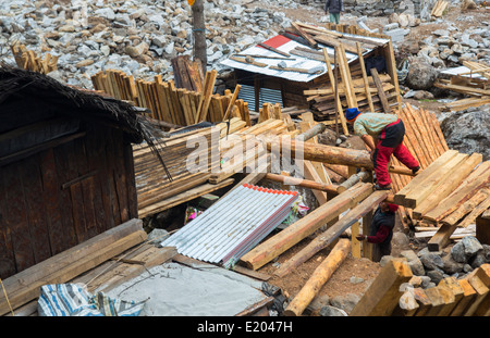 Nepal. Himalaya Sherpa Männer bauen mehrere Häuser im Dorf Nyanbua Thyang, Solukhumbu remote in der Nähe von Mt Everest 60 Stockfoto