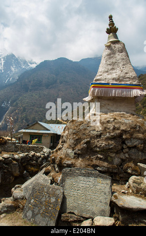 Nepal A Stupa stehen über eine Mani-Mauer in das Dorf Thamo mit Sherpa Häuser im Hintergrund remote, Mt. Everest, Stockfoto