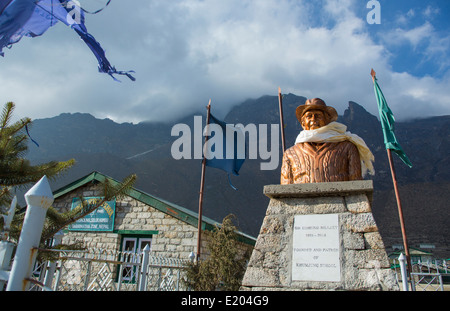 Nepal Gedenk-Büste von Sir Edmund Hillary an Khumjung Secondary School, befindet sich im Dorf Khumjung, Solukhumbu, Stockfoto