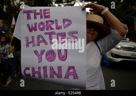 Makati, Philippinen. 12. Juni 2014. Ein Demonstrant hält ein Schild während einer Protestaktion vor dem chinesischen Konsulat in Makati, Metro Manila, Philippinen, 12. Juni 2014. Demonstranten geprägt Independence Day in den Philippinen hielt einen Protest gegen China angebliche Mobbing über einen territorialen Streit mit den Philippinen und in Vietnam in der South China Sea.Photo: Ezra Acayan/NurPhoto Credit: Ezra Acayan/NurPhoto/ZUMAPRESS.com/Alamy Live News Stockfoto