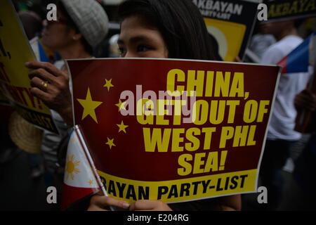 Makati, Philippinen. 12. Juni 2014. Ein Demonstrant hält ein Plakat während einer Protestaktion vor dem chinesischen Konsulat in Makati, Metro Manila, Philippinen, 12. Juni 2014. Demonstranten geprägt Independence Day in den Philippinen hielt einen Protest gegen China angebliche Mobbing über einen territorialen Streit mit den Philippinen und in Vietnam in der South China Sea.Photo: Ezra Acayan/NurPhoto Credit: Ezra Acayan/NurPhoto/ZUMAPRESS.com/Alamy Live News Stockfoto