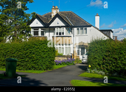 Typische Vorstadt Doppelhäuser, in Adel, in der Nähe von Leeds, West Yorkshire, England UK Stockfoto