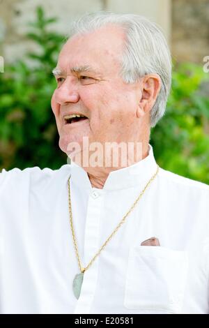 Cahors, Frankreich. 11. Juni 2014. Prinz Henrik von Dänemark lächelt während der Foto-Session mit Familienmitgliedern anlässlich seines 80. Geburtstages am Chateau de Cayx in Frankreich, 11. Juni 2014. Bildnachweis: Dpa picture Alliance/Alamy Live News Stockfoto