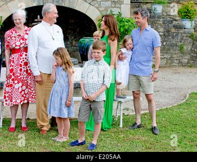 Cahors, Frankreich. 11. Juni 2014. (L-R) Königin Margrethe II., Prinz Henrik, Prinzessin Isabella, Prinz Christian, Prinz Vincent, Kronprinzessin Mary, Prinzessin Josephine und Kronprinz Frederik von Dänemark während der Fotosession Prinz Henrik 80. Geburtstag am Chateau de Cayx in Frankreich, 11. Juni 2014. Bildnachweis: Dpa picture Alliance/Alamy Live News Stockfoto