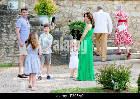 Cahors, Frankreich. 11. Juni 2014. Kronprinz Frederik, Prinzessin Isabella, Prinz Christian, Prinzessin Josephine, Kronprinz Mary, Prinz Henrik und Königin Margrethe II. von Dänemark während der Fotosession Prinz Henrik 80. Geburtstag am Chateau de Cayx in Frankreich, 11. Juni 2014. Bildnachweis: Dpa picture Alliance/Alamy Live News Stockfoto