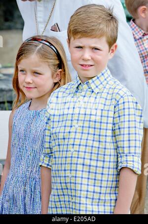 Cahors, Frankreich. 11. Juni 2014. Prinzessin Isabella und Prinz Christian von Dänemark während der Fotosession Prinz Henrik 80. Geburtstag am Chateau de Cayx in Frankreich, 11. Juni 2014. Bildnachweis: Dpa picture Alliance/Alamy Live News Stockfoto