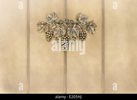 Schmied-Werk des Künstlers zeigt Trauben und Traubensaft verlässt, Eguisheim, Elsass, Frankreich Stockfoto