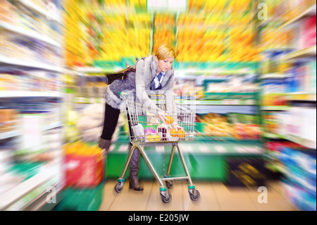 Frau in einem Supermarkt einkaufen zu tun Stockfoto