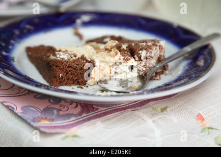 Kuchen-Reste in der blauen Platte Stockfoto