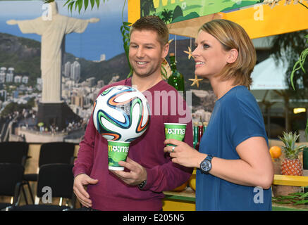 Berlin, Deutschland. 12. Juni 2014. Ehemaliger deutscher nationaler Fußballspieler Thomas Hitzlsperger und TV-Moderatorin Jessy Wellmer posieren in ZDF Moma World Cup Cafe in Berlin, Deutschland, 12. Juni 2014. Das ZDF-Morgenmagazin (Deutsch: Morgenmagazin - Moma) präsentiert ihr Team für die FIFA WM in Brasilien. Foto: TIM BRAKEMEIER/Dpa/Alamy Live News Stockfoto