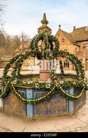 so genannte Oster Brunnen anzeigen Zweige und bemalten Eiern Maulbron Kloster Maulbronn, Baden-Württemberg eingerichtet Stockfoto