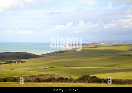 Blick über Felder auf den South Downs-Weg zu den Seven Sisters Klippen an einem Spätsommertag Stockfoto