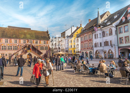 Passanten und Besucher des Cafés am Place De La Réunion, auf der linken Seite der Renaissance Fassade des ehemaligen Rathauses im freien Stockfoto