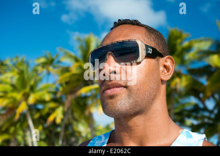 Einer der Bewohner von One Foot Island mit seiner Sonnenbrille auf. Aitutaki – die heißesten Urlaubsziel auf den Cook Inseln Stockfoto