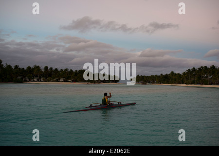 Aitutaki. Cook Island. Polynesien. Süd-Pazifik. Ein Tourist praktiziert Rudern neben dem Strand Aitutaki Lagoon Resort Stockfoto