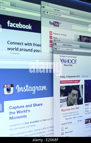 Foto von Facebook, Youtube, Instagram und Yahoo Homepage auf einem Bildschirm. Es gibt berühmte Websitein der Welt Stockfoto