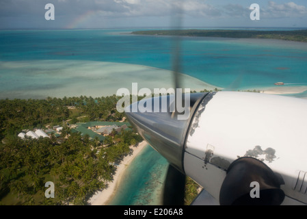 Aitutaki. Cook Island. Polynesien. Süd-Pazifik. Ein Flugzeug fliegt über die Inseln zwischen der Insel Aitutaki und Atiu Islan Stockfoto