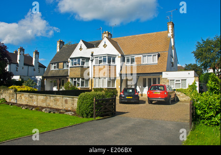 Typische Vorstadt Doppelhäuser, in Adel, in der Nähe von Leeds, West Yorkshire, England UK Stockfoto