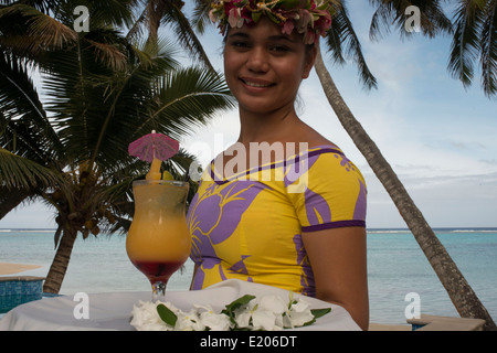 Rarotonga-Insel. Cook Island. Polynesien. Süd-Pazifik. Eine Kellnerin serviert köstliche neben am luxuriösen Pool Stockfoto