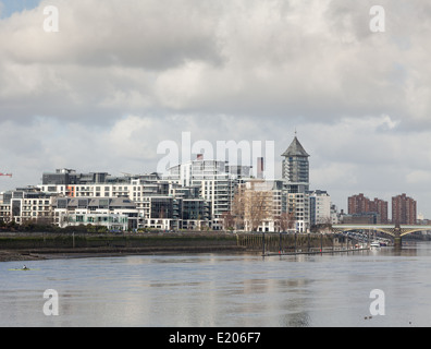 Am Ufer Luxuswohnungen in Chelsea, London am Ufer der Themse Stockfoto