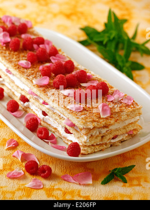 Blätterteig mit Himbeeren und Rosen. Rezept zur Verfügung. Stockfoto