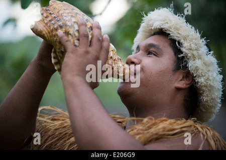 Rarotonga-Insel. Cook Island. Polynesien. Süd-Pazifik. Eine polynesische klingt das Muschelhorn in der Highland-Paradies-Kult Stockfoto