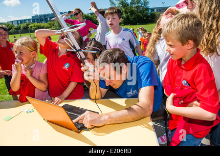 Aberystwyth Wales UK, 12. Juni 2014. Schülerinnen und Schüler am Leiter Gymraeg Aberystwyth startete ihre ganz persönlichen Raum mission mit Hilfe von Dr. Mark Neal (abgebildet - in blauem Hemd - Überwachung der Mission), Koordinator der Intelligent Robotics Research Group bei Aberystwyth University Institut für Mathematik, Physik und Informatik. Mit einem Wetterballon Helium gefüllt, ist die Mission voraussichtlich rund 30.000 Metern vor dem Platzen und fallen zurück auf die Erde irgendwo im Osten von Aberystwyth ein paar Stunden später erreichen. Bildnachweis: Keith Morris/Alamy Live-Nachrichten Stockfoto