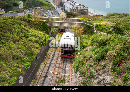 Züge auf die Verfassung Hügel Standseilbahn Aberystwyth Unterquerung einer Fußgängerbrücke auf ihrem Weg nach oben und unten Stockfoto