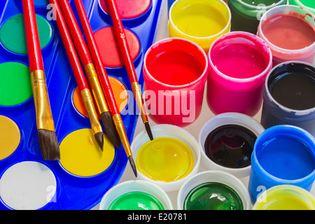 Satz von Farben und Pinsel Stockfoto