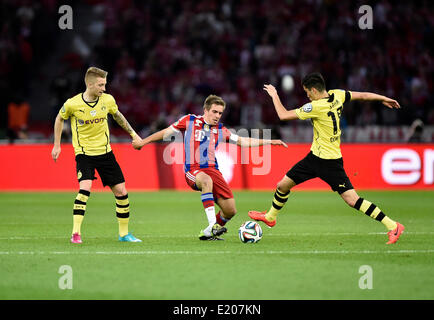 Philipp Lahm, FC Bayern München, Zentrum, verletzte während der Schlacht mit Nuri Sahin, Recht, Borussia Dortmund Stockfoto