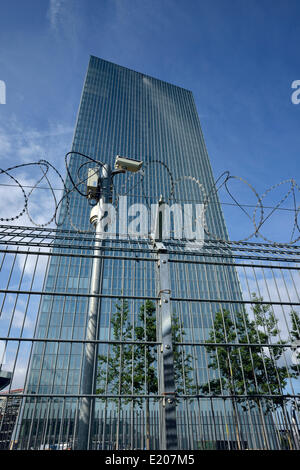 CCTV-Kamera, Stacheldrahtzaun, den Neubau der Europäischen Zentralbank, EZB, Ostend, Frankfurt Am Main, Hessen, Deutschland Stockfoto