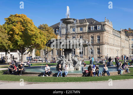 Brunnen auf dem Schlossplatz Platz vor dem neuen Palais, Neues Schloss, Stuttgart, Baden-Württemberg, Deutschland Stockfoto