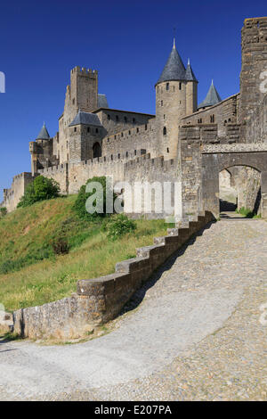 Türme und Eingang Tor Port d'Aude der mittelalterlichen Festung des Chateau Comtal, Cite de Carcassonne, Carcassonne, Carcassonne Stockfoto