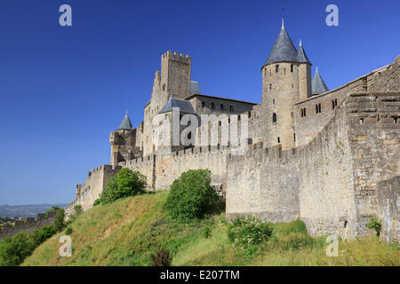 Türme und Eingang Tor Port d'Aude der mittelalterlichen Festung des Chateau Comtal, Cite de Carcassonne, Carcassonne, Carcassonne Stockfoto