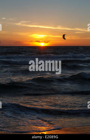 Kitesurfer bei Sonnenuntergang, Ostsee, Wustrow, Mecklenburg-Western Pomerania, Deutschland Stockfoto