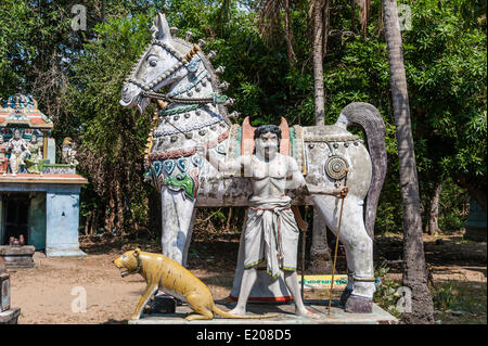 Geschmückten Pferd Statue Statue des Gottes, Tempel für den Gott Madurai Veeran, Mandavi, Tamil Nadu, Indien Stockfoto