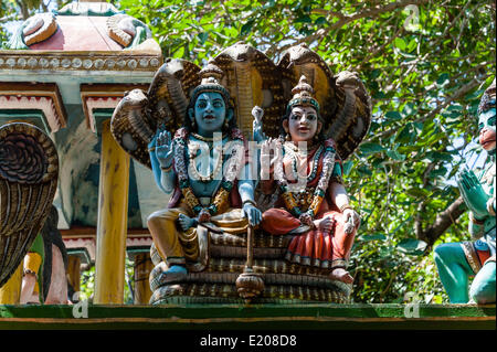 Shiva und Parvati, kunstvollen Statuen, Tempel für den Gott Madurai Veeran, Mandavi, Tamil Nadu, Indien Stockfoto