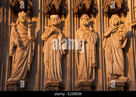 Figuren von Heiligen auf die wichtigsten Portal, Westfassade, Kölner Dom, Köln, Nordrhein-Westfalen, Deutschland Stockfoto