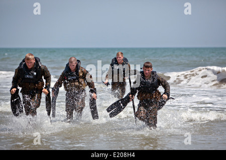 UNS. Marine Aufklärung Kommandos kommen an Land nach der Durchführung einer harten Ente Einfügung an Onslow Bech 4. Juni 2014 in Camp Lejeune, North Carolina Eine harte Ente Einfügung beinhaltet eine voll aufgeblasenen Schlauchboot mit Marines ins Wasser aus einem Hubschrauber fallen. Stockfoto