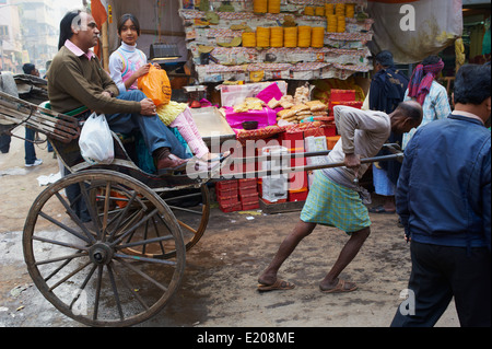 Indien, Westbengalen, Kalkutta, Calcutta, Rikscha auf der Straße Stockfoto