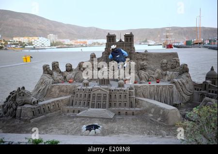 Sandskulpturen des letzten Abendmahls am Strand auf Teneriffa mit Kleinreparaturen Abend tun Bildhauer Stockfoto